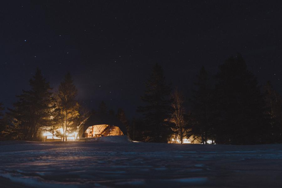 A dome in the night at Cielo Glamping Maritime in Haut-Shippagan 